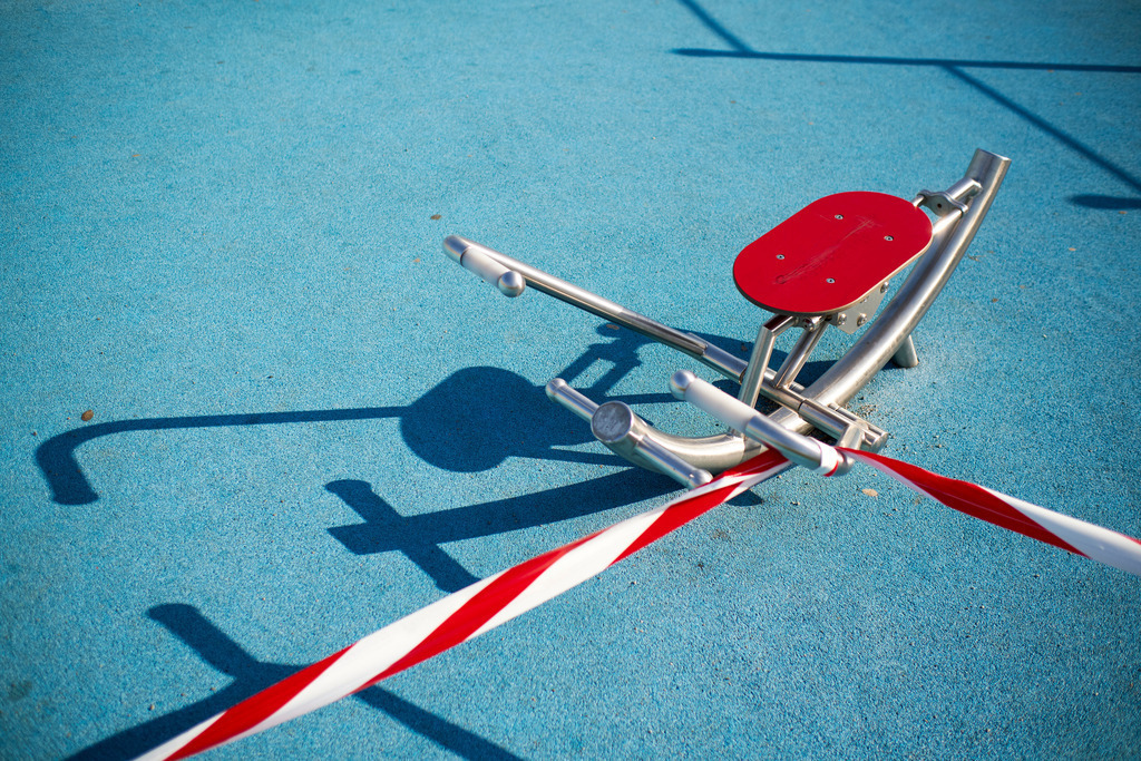 Abgesperrter Fitnessplatz in Floridsdorf | Wien, Austria - March 28, 2020: Massnahmen zur Einschränkung von COVID-19; Abgesperrter Fitnessplatz in Floridsdorf. - Realisiert mit Pictrs.com