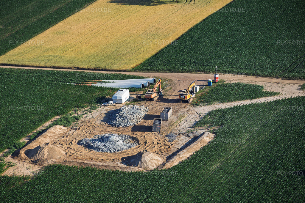 Luftbild: Abriss und Zerlegen der vier Altanlagen (GE 1.5) aus 2004 nach Repowering des Windpark Minfeld. in Minfeld im Bundesland Rheinland-Pfalz in Deutschland. – Foto: IMG_157838.jpg vom 19.06.2026 durch Werner Riehm/FLY-FOTO.de – Auflösung des Originals: 6000 x 4000 px – JUWI Windparks - JUWI