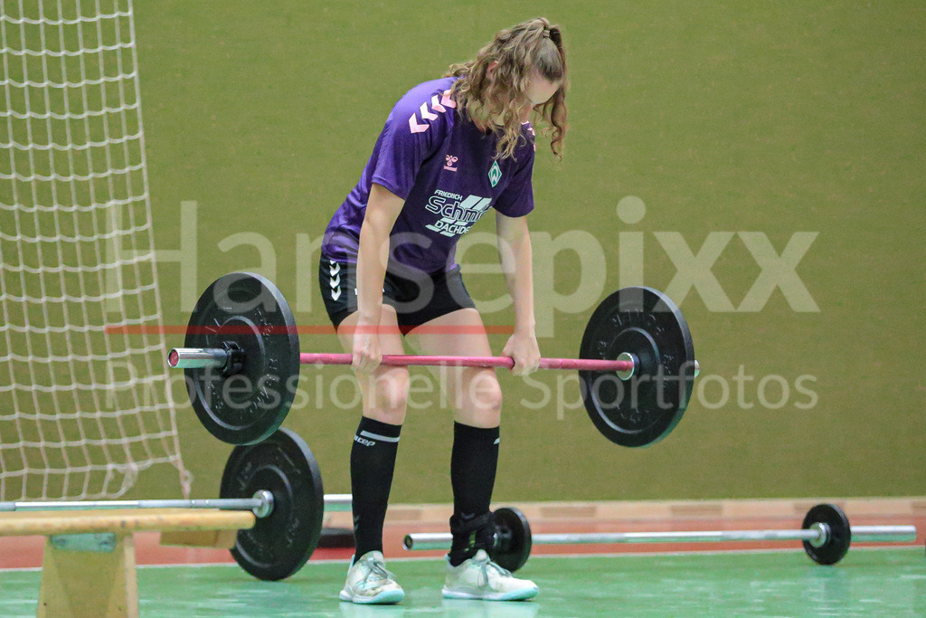 Handball, 2. Bundesliga Frauen, Training SV Werder Bremen | v.li.: Lara Niemann (SV Werder Bremen, 35) bei einer Übung, Trainingsübung