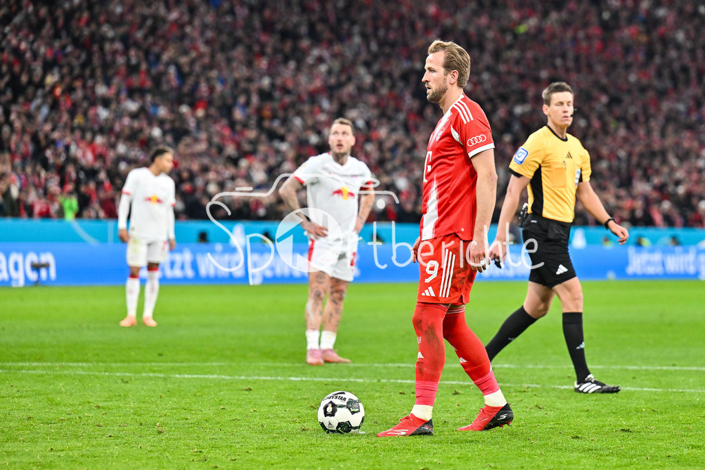 FC Bayern München - RB Leipzig | MUNICH, GERMANY - 11. FEBRUARY: am Ball beim Elfmeter vor dem 1-0 - Harry KANE (FC Bayern Munich 9) / Einzelfoto / Freisteller während dem Spiel zwischen dem FC Bayern München und RB Leipzig beim Viertelfinale des DFB-Pokales in der Allianz Arena