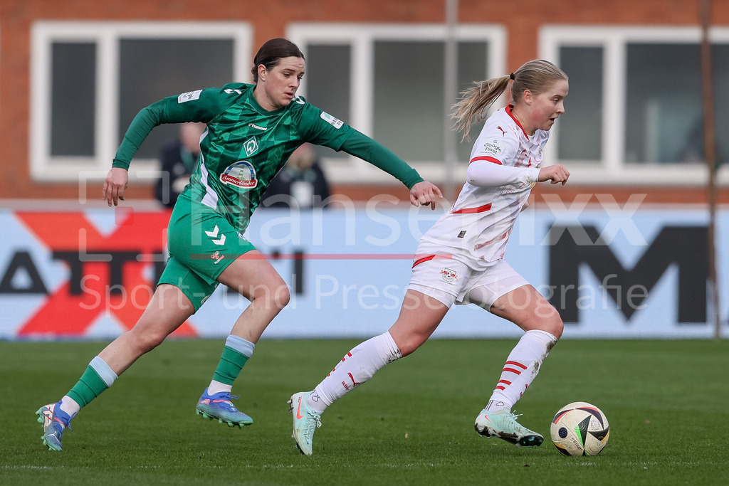 Fussball, Google Pixel Frauen-Bundesliga, SV Werder Bremen - RB Leipzig | v.li.: Lara Schmidt (SV Werder Bremen, 24) und Emilia Asgeirsdottir (RB Leipzig, 8) im Zweikampf, Duell, Dynamik, Aktion, Action, Spielszene, DIE DFB-RICHTLINIEN UNTERSAGEN JEGLICHE NUTZUNG VON FOTOS ALS SEQUENZBILDER UND/ODER VIDEOÄHNLICHE FOTOSTRECKEN. DFB REGULATIONS PROHIBIT ANY USE OF PHOTOGRAPHS AS IMAGE SEQUENCES AND/OR QUASI-VIDEO.