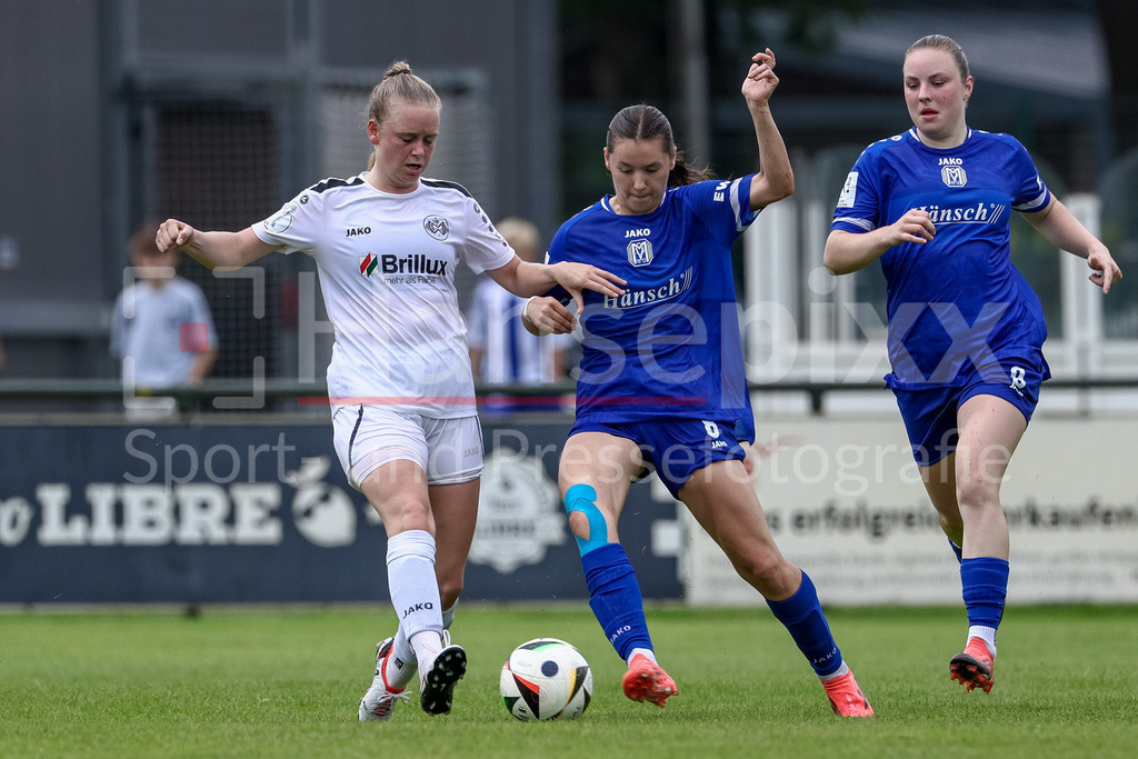 Fussball, Testspiel Frauen, SV Meppen - DJK Wacker Mecklenbeck | v.li.: Birte Feld (DJK Wacker Mecklenbeck, 17) und Sonja Lux (SV Meppen, 8) im Zweikampf, Duell, Dynamik, Aktion, Action, Spielszene