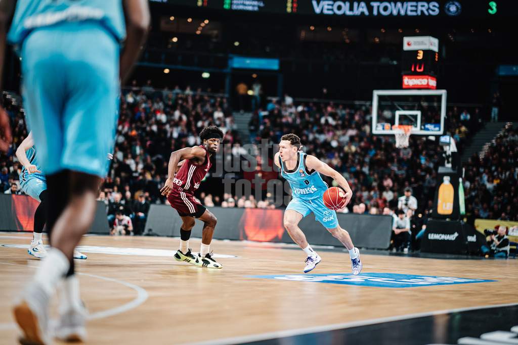 Basketball | Männer | Saison 2023/2024 | easyCredit Basketball Bundesliga | Veolia Towers Hamburg vs. FC Bayern München | 26.03.2024 | Brae Ivey (#8, Veolia Towers Hamburg) zieht vorbei an Sylvain Francisco (#1, FC Bayern Basketball)