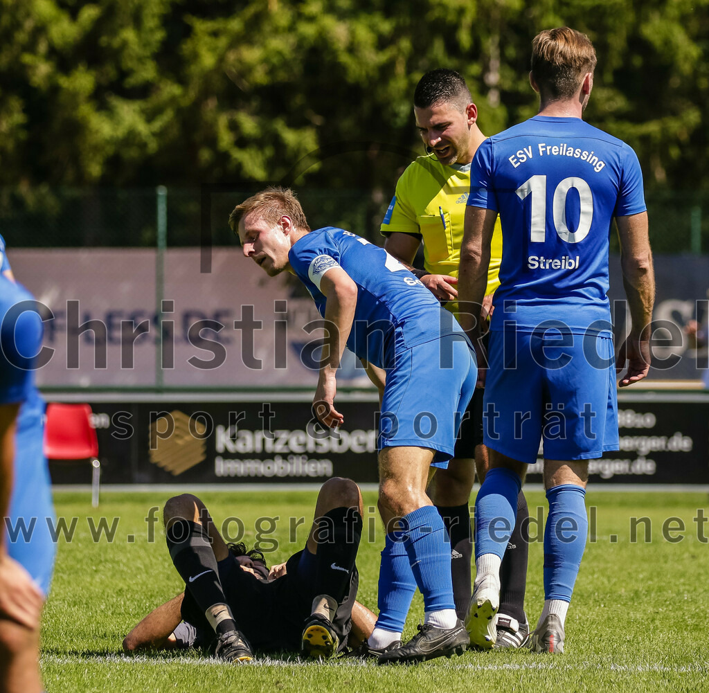 2023-08-12_065_FC_Langengeisling_gegen_ESV_Freilassing | Erding, Deutschland, 12.08.2023:
Fußball, Bezirksliga Oberbayern Ost 2023 / 2024, 4. Spieltag, FC Langengeisling gegen ESV Freilassing, Endergebnis: 2:1

Severin Stenzel (FC Langengeisling, #42), Simon Schlosser (ESV Freilassing, #23), Schiedsrichter Vincenzo Amoro, Maximilian Streibl (ESV Freilassing, #10)

Foto: Christian Riedel / fotografie-riedel.net