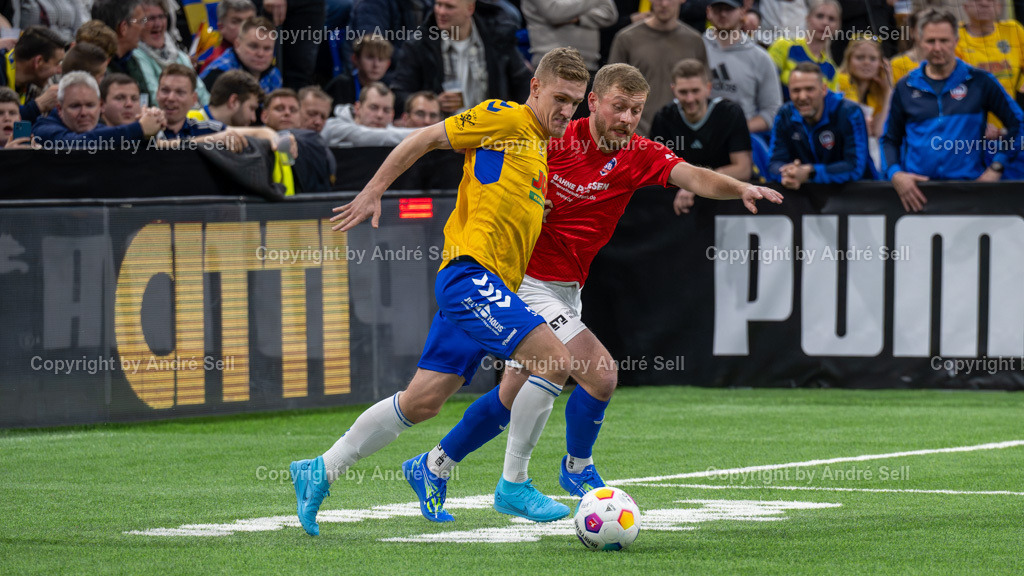 SHFV Lotto Masters 2024 | 20240113_8929, 13.01.2024, SHFV Lotto Masters 2024, Halbfinale 1, SV Todesfelde (gelb) vs. TSB Flensburg (blau), Til Weidemann (Todesfelde #7) / Felix Stüwe (TSB #19) - Realisiert mit Pictrs.com