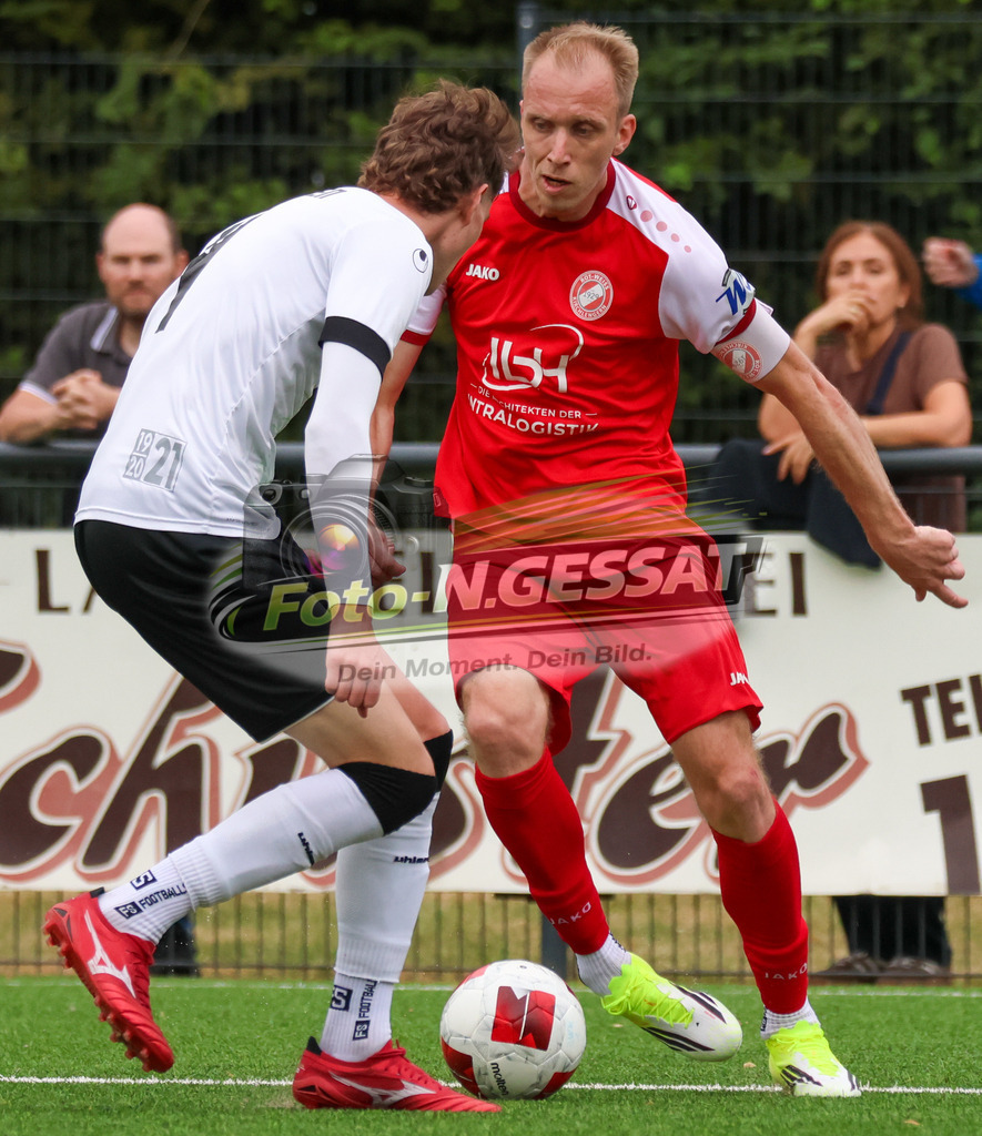 FC RW Kirchlengern - Post TSV Detmold | Auf dem Bild zu sehen: Rot FC RW Kirchlengern: Lennard Wüllner ; weiß TuS Ahmsen: Janis KopmannFC RW Kirchlengern, TuS Ahmsen, Saison 26/27, Testspiel, Deutschland - Realisiert mit Pictrs.com