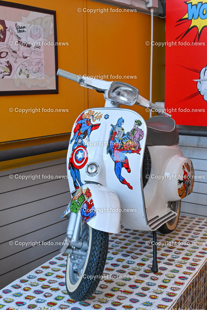 Italien_ Toskana_ Provinz Pisa_ Pontedera_ Vespa_ 29.05.2024-52 | 29.05.2024, Italien, ITA, Toskana, Pontedera im Bild Piaggio, Vespa, Museum

Piaggio ist ein italienischer Fahrzeughersteller mit Sitz in Pontedera. Das Unternehmen produziert verschiedene Mofas und Motorroller, unter anderem die Vespa, das Lastendreirad Ape sowie den Kleintransporter Porter. Zum Konzern gehören auch die Motorradmarken Aprilia, Derbi, Gilera, Laverda und Moto Guzzi. 
Quelle: Wikipedia