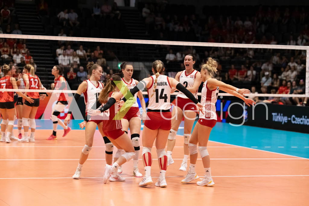 Austria v Switzerland - CEV European League Women | KRIENS, SWITZERLAND - JUNE 14: MARIE KRISTIN BRUCKNER of Austria, EVA STABENTHEINER of Austria, KORA MARINA SCHABERL of Austria, CARMEN RAAB of Austria, DANA SCHMIT of Austria celebrating during the CEV European League match between Austria and Switzerland at Pilatus Arena on June 14, 2026 in Kriens, Switzerland. - Realisiert mit Pictrs.com
