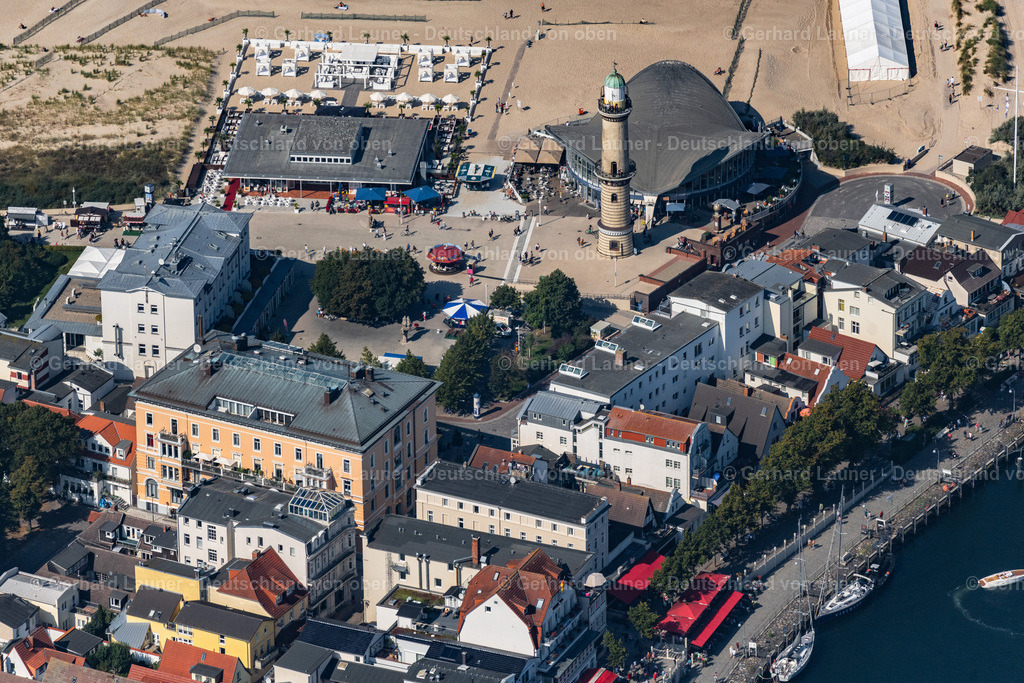 4061958 | Warnemünde 08.09.2021 Tische und Sitzbänke der Freiluft- Gaststätten Gebäude - Ensemble Leuchtturm - Teepott am Sandstrand im Ortsteil Warnemünde in Rostock im Bundesland Mecklenburg-Vorpommern, Deutschland. Weiterführende Informationen bei: Teepott-Restaurant,  w.Holz GmbH Gastronomie &amp; Catering-Team. // Tables and benches of open-air restaurants building - Ensemble Leuchtturm - Teepott in the district Warnemuende in Rostock in the state Mecklenburg - Western Pomerania, Germany. Further information at: Teepott-Restaurant,  w.Holz GmbH Gastronomie &amp; Catering-Team. Foto: Gerhard Launer