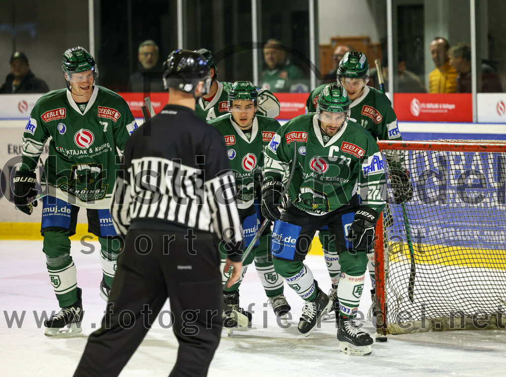 2023-11-17_093_TSV_Erding_gegen_EA_Schongau | Erding, Deutschland, 17.11.2023:
Eishockey, Bayernliga Vorrunde 2023 / 2024, 10. Spieltag, TSV Erding gegen EA Schongau, Endergebnis: 12:4

Philipp Michl (Erding Gladiators, #77)

Foto: Christian Riedel / fotografie-riedel.net