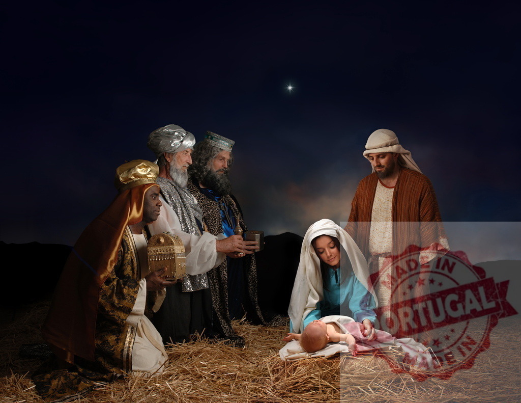 Three wise men visiting Jesus, Mary and Joseph during the Nativity | Live representation of the Nativity scene with Mary, Joseph, baby Jesus and the three wise men bringing gifts - Realized with Pictrs.com