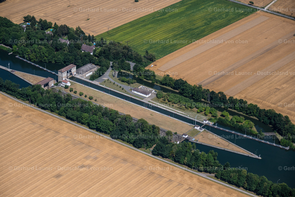 4036081 | ÜFINGEN 31.07.2020 Sperrwerk- Schleusenanlagen " Schleuse Üfingen " am Stichkanal Salzgitter in Üfingen im Bundesland Niedersachsen, Deutschland. Weiterführende Informationen bei: Wasserstraßen- und Schifffahrtsverwaltung des Bundes, Außenbezirk Brohl. // Barrage sluice systems " Schleuse Uefingen " on the branch canal Salzgitter in Uefingen in the state Lower Saxony, Germany. Further information at: Wasserstrassen- und Schifffahrtsverwaltung des Bundes, Aussenbezirk Brohl. Foto: Gerhard Launer