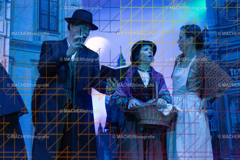 017_MFL-2025 | Portraitbilder von Regisseur; Darsteller; Techniker; Maske; Kostüme; Chor; Musiker; Bilderserie der Generalprobe und der Premierenvorstellung, Szenenbilder; Ausdrucksstudien; Bühnenüberblick; Bühnenkulissen; Pressefotos inkl. Redaktionsfoto Darstellergruppe.