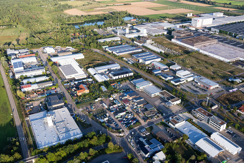 Luftbild: Industriegebiet In den Birkenwiesen in Offenbach an der Queich im Bundesland Rheinland-Pfalz in Deutschland. Foto: IMG_116817.jpg vom 14.08.2019 durch Werner Riehm/FLY-FOTO.de