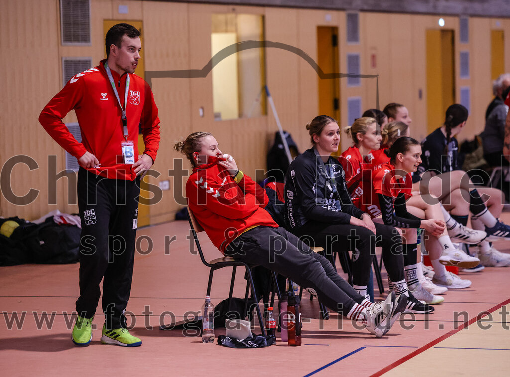 2025-02-22_046_SpVgg_Altenerding_gegen_TG_Landshut | Erding, Deutschland, 22.02.2025:Handball, Bezirksoberliga Frauen Altbayern 2024 / 2024, 15. Spieltag, SpVgg Altenerding gegen TG Landshut, Endergebnis: 25:22Trainer Dino Elezovic (TG Landshut), Elena Hofer (TG Landshut)Foto: Christian Riedel / fotografie-riedel.net