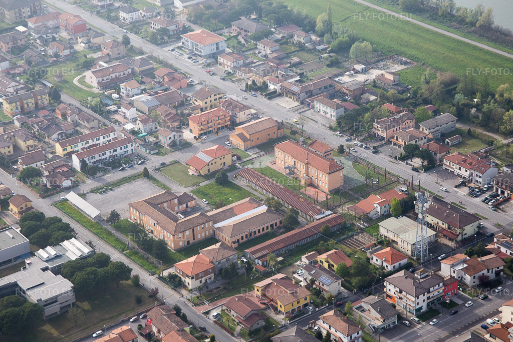 Vue aérienne: Vue de la ville à Ca' Tiepolo dans le département Vénétie, Italie – .Photo: IMG_087280.jpg prise le 05/04/2016 par Werner Riehm/FLY-FOTO.eu – Résolution de l'original: 5472 x 3648 px