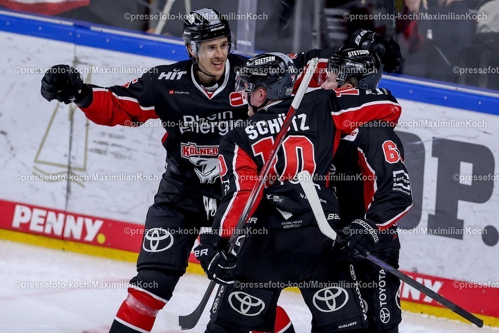 KEC16022501040 | 16.02.2025, Eishockey, DEL, Kölner Haie - Düsseldorfer EG, Lanxess-Arena Köln: Torjubel nach dem 2:1 durch Parker Tuomie (Kölner Haie #62). Zusammen jubelnd mit Louis-Marc Aubry (Kölner Haie #15), Justin Schütz (Kölner Haie #10), Maximilian Kammerer (Kölner Haie #9)