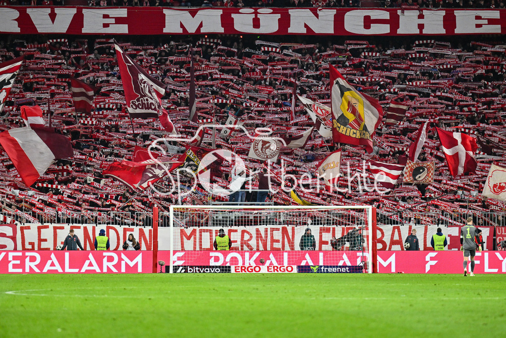 FC Bayern München - RB Leipzig | MUNICH, GERMANY - 11. FEBRUARY: Südkurve München / Ultras FCB während dem Spiel zwischen dem FC Bayern München und RB Leipzig beim Viertelfinale des DFB-Pokales in der Allianz Arena