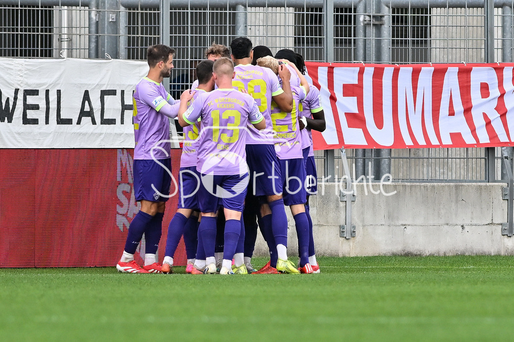 FC Bayern Amateure - FC Würzburger Kickers | Jubel der Gäste nach dem Treffer zum 0-1 durch Pedro Narciso MUTEBA (Würzburger Kickers 37) / Tor / Torschuetze / Freude / Happy / Regionalliga Bayern: FC Bayern Amateure - FC Würzburger Kickers; Grünwalder Stadion am 27.09.2025