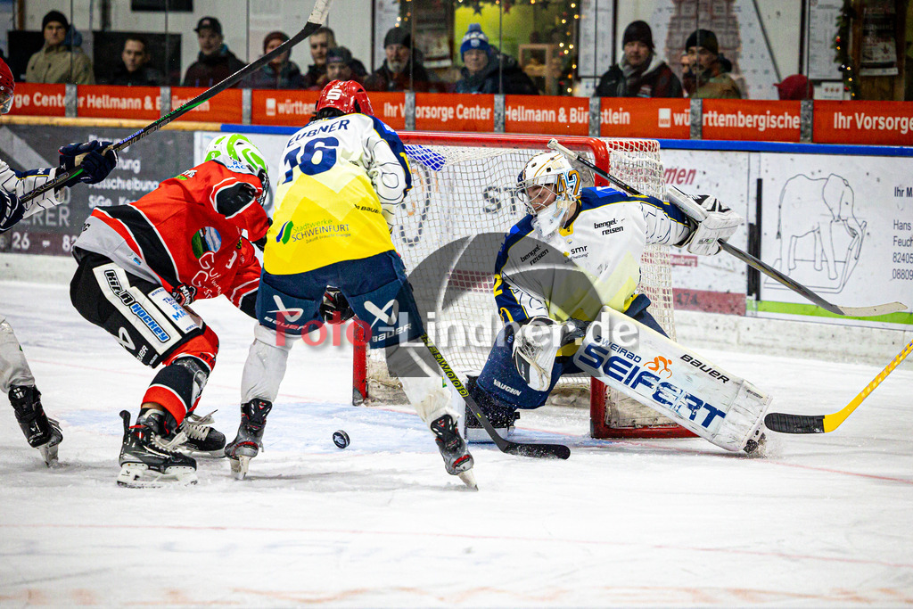 TSV Peißenberg MINERS gegen ERV Schweinfurt Mighty Dogs | Eishockey Bayernliga Herren Vorrunde 2024/25, TSV Peißenberg MINERS gegen ERV Schweinfurt Mighty Dogs, 20241220,Torchance Anton ENGEL (MINERS 9),2024-12-20 in Peißenberg (Eisstadion Peißenberg)Anton ENGEL (MINERS 9), Benedict ROßBERG (Mighty Dogs 42)Copyright: WolfgangxLindner foto-lindner.de
