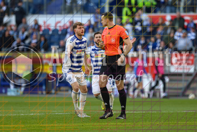 22.03.2026, GER, Fussball, Herren, 3. Liga, Saison 2025/2026, MSV Duisburg - 1860 München | Steffen Meuer (MSV Duisburg) diskutiert mit Schiedsrichter Richard Hempel 