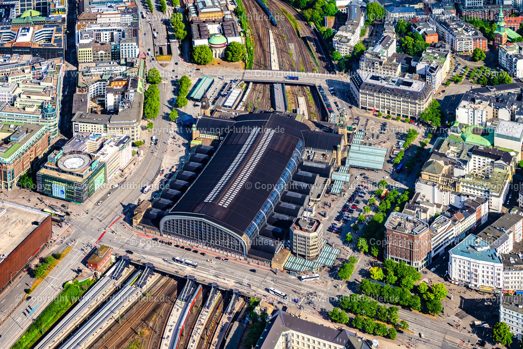 Hamburg_Hauptbahnhof_ELS_3086240525 | HAMBURG 24.05.2025 Gleisverlauf und Gebäude des Hauptbahnhofes der Deutschen Bahn entlang der bekannten Flaniermeile der Kirchenallee in Hamburg, Deutschland. Weiterführende Informationen bei: DB InfraGO AG,  DB Regio AG,  DB Station & Service AG,  Deutsche Bahn AG,  HGI - HÜGIN GROUP INTERNATIONAL GMBH CO.KG,  IBN Ingenieurbüro Noack,  INGENIEURBÜRO DR. BINNEWIES Ingenieurgesellschaft mbH,  S-Bahn Hamburg GmbH. // Track progress and building of the main station of the railway along the well-known promenade of Kirchenallee in Hamburg, Germany. Further information at: DB InfraGO AG,  DB Regio AG,  DB Station & Service AG,  Deutsche Bahn AG,  HGI - HUeGIN GROUP INTERNATIONAL GMBH CO.KG,  IBN Ingenieurbuero Noack,  INGENIEURBUeRO DR. BINNEWIES Ingenieurgesellschaft mbH,  S-Bahn Hamburg GmbH. Foto: Martin Elsen