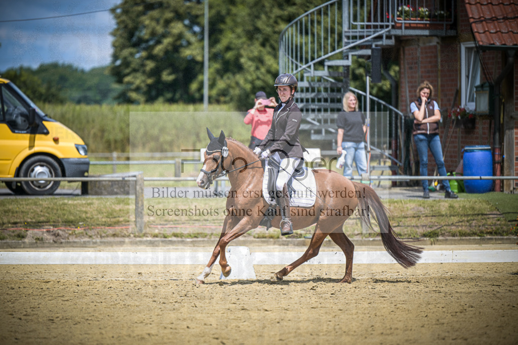 DOS_2586 | Entdecke hochwertige Reitturnierfotos von Foto Oger. Professionell, emotional und authentisch – jetzt Lieblingsmomente im Shop bestellen.Deutschlandweite Turnierfotografie. - Realisiert mit Pictrs.com