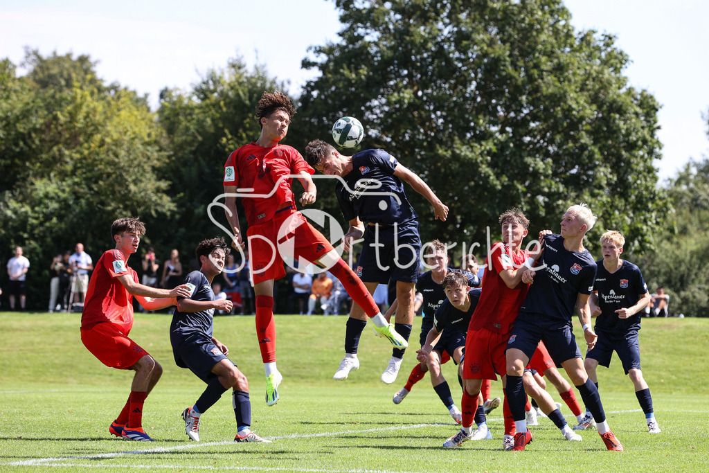 SpVgg Unterhaching U19 - FC Bayern München U19 | Kopfballchance fuer Jascon ECKL (FCB #9) nach einem Eckball fuer den FC Bayern