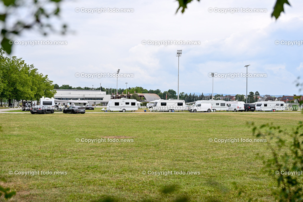 Traun_ Roma_ Sinti_ Camping_ 23.07.2024-2 | 23.07.2024, Traun, AUT, Stadion Traun, Gruenflaeche, im Bild Campingflaeche, Wohnwagen, Roma, Sinti, Camping, Durchreiseplatz