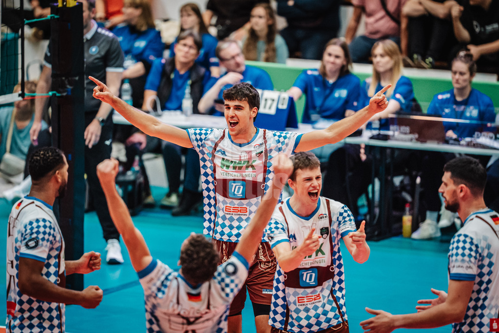 Volleyball | Herren | Saison 2025/2026 | Volleyball Ligacup | VfB Friedrichshafen vs. WWK Volleys Herrsching | 12.10.2024 | Niklas Uhl (#13, WWK Volleys Herrsching) jubelt mit dem Team