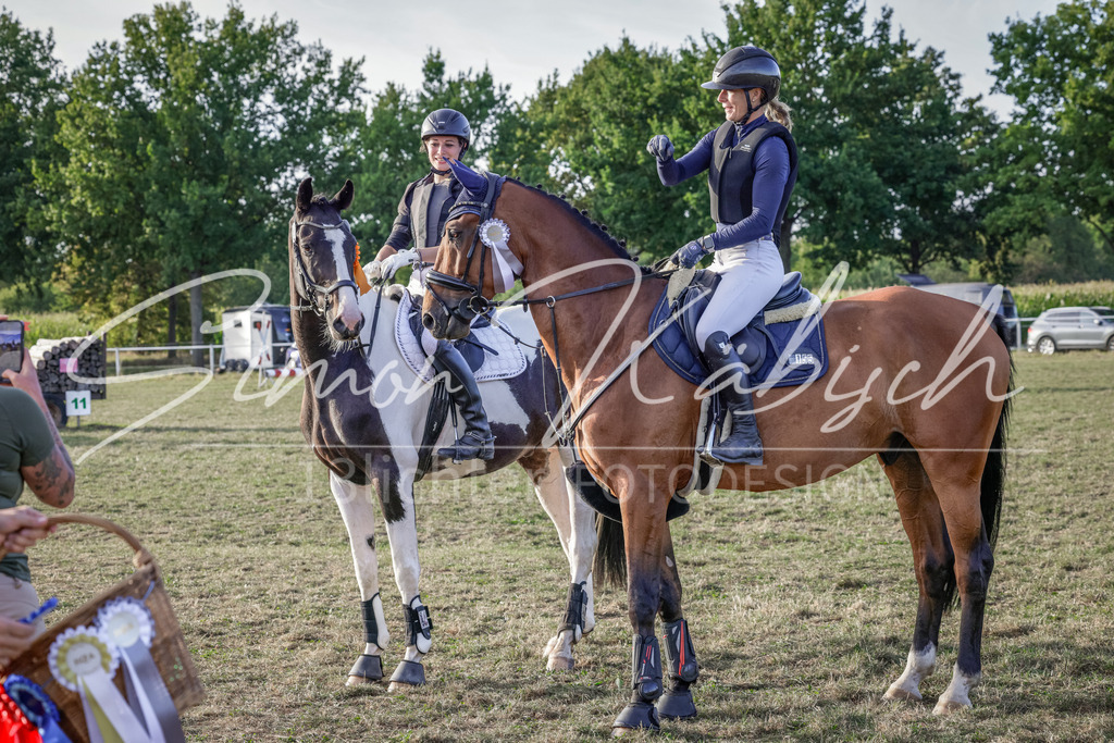 20250906-_3LI8026 | Tierfotografie Pferde, Hunde, Katzen, Haustiere.
Turnierfotografie Reitturniere, Reiten, Springreiten, Dressur in Hanau, dem Main-Kinzig-Kreis und dem Rhein-Main- Gebiet um Frankfurt