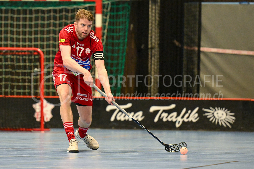 Strängnäs IBK vs FBC Kalmarsund Ungdom - 6. =January= 2024 | Strängnäs IBK vs FBC Kalmarsund Ungdom
Thomas Arena, Strängnäs
Kalle Karlsson K (#17 Strängnäs IBK).
Bild: Sportfotografie Markus Aeschimann | www.markus-aeschimann.ch - Realisiert mit Pictrs.com