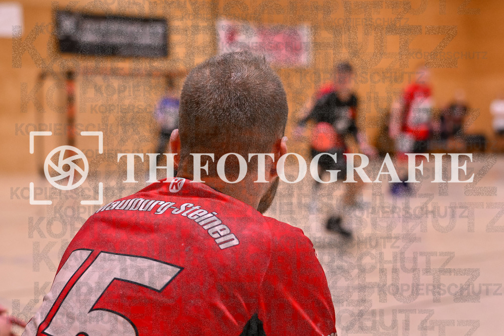 GER, SG Maulburg/Steinen - TV St. Georgen, Handball, Landesliga, 16. Spieltag, Saison 2023/2024, 17.02.2024 | Daniel Winkelbeiner (SG Maulburg/Steinen, #15) beobachtet das Spiel.

GER, SG Maulburg/Steinen - TV St. Georgen, Handball, Landesliga, 16. Spieltag, Saison 2023/2024, 17.02.2024

Foto: TH Fotografie/Thomas Hess