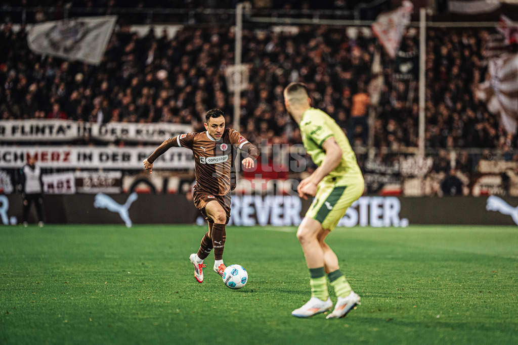 Fußball | Männer | Saison 2024/2025  | Fußball-Bundesliga | 26. Spieltag | FC St. Pauli vs. TSG Hoffenheim | 14.03.2025 | Manolis Saliakas (#2, FC St. Pauli)