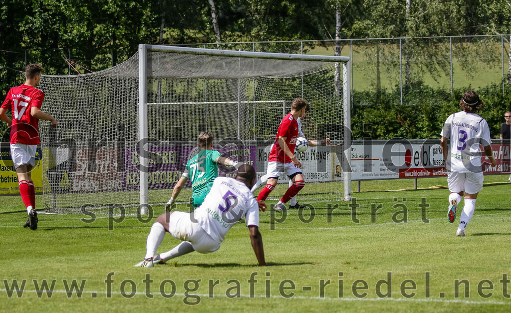 2023-07-30_007_FC_Lengdorf_gegen_SpVgg_Altenerding | Lengdorf, Deutschland, 30.07.2023:
Fußball, Kreisliga 2023 / 2024, 1. Spieltag, FC Lengdorf gegen SpVgg Altenerding, Endergebnis: 1:1

Lukas Fischer (FC Lengdorf, #17), +a75+, Ridwan Bello (SpVgg Altenerding, #5), Torwart Lukas Loher (SpVgg Altenerding, #1), Maximilian Mayer (FC Lengdorf, #16), Lukas Bachmair (SpVgg Altenerding, #3)

Foto: Christian Riedel / fotografie-riedel.net