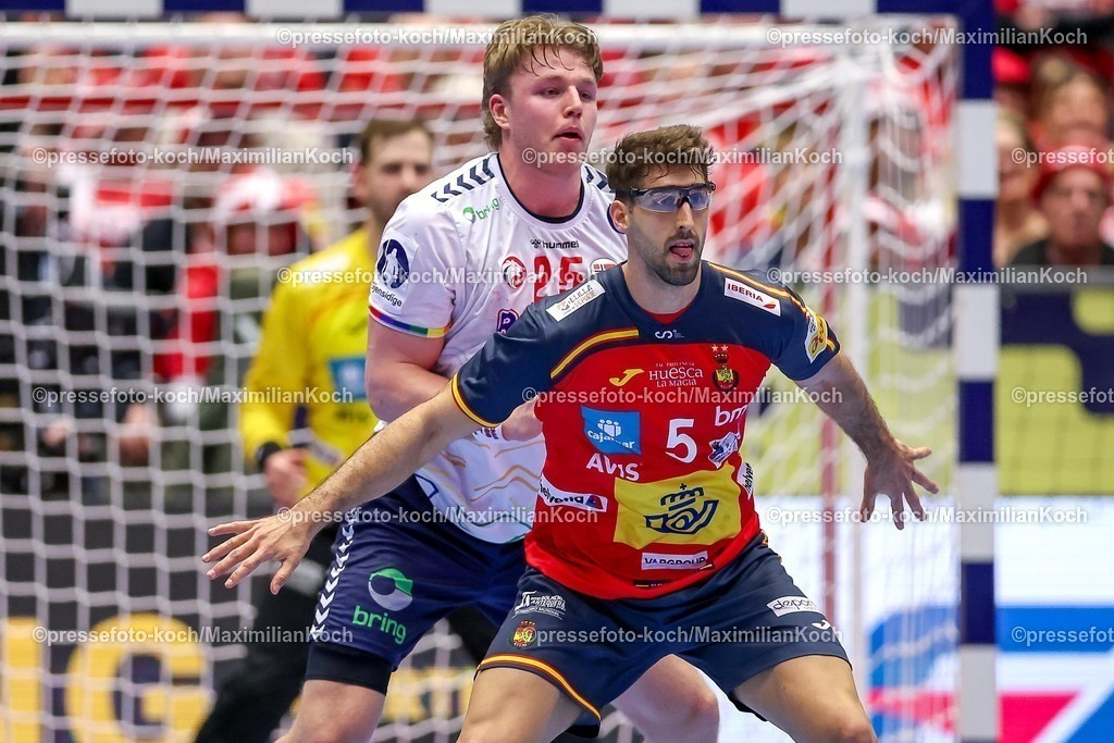 EHF22012602082 | 22.01.2026, Handball, Men's EHF EURO 2026, Spanien - Norwegen, Jyske Bank Boxen in Herning, Dänemark, Main Round:  Martin Hernes Hovde (Norway #25) im Zweikampf gegen   Antonio Serradilla Cuenca (Espania #05) 