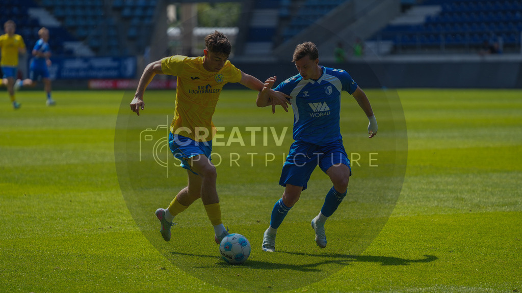 Fußball, Herren, Saison 2025/2026, Regionalliga Nordost, 3. Spieltag, 1.FC Magdeburg II vs. FSV 63 Luckenwalde, Samstag 09.08.2025, Avnet Arena Magdeburg | Fußball, Herren, Saison 2025/2026, Regionalliga Nordost, 3. Spieltag, 1.FC Magdeburg II vs. FSV 63 Luckenwalde, Samstag 09.08.2025, Avnet Arena Magdeburg, Im Bild: Tim Maciejewski (l. Luckenwalde) und Willi Kamm (r. Magdeburg) - Realisiert mit Pictrs.com