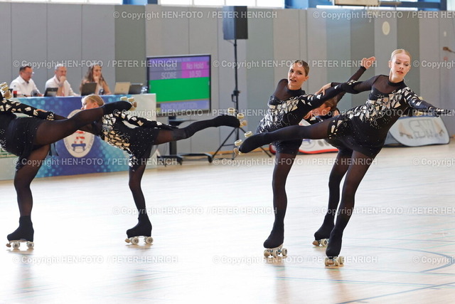 DM Rollkunstlaufen | 12.07.2025 Zum 125 jährigen Bestehen richtet TSG Ober-Ramstadt die Deutschen Meisterschaften im Rollkunstlauf aus hier Formationen Meisterklasse Syncromotion aus Baden-Württemberg (RRV Eppingen SV Winnenden RV Hohenlohe Öhringen) (Foto: Peter Henrich) - Realisiert mit Pictrs.com