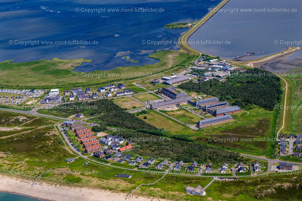 Sylt_Rantum_Ehemals_Kaserne_Stegerhüs_ELS_4341130625 | SYLT 13.06.2025 Ferienhaus Anlage " Steger-Hüs " an der Straße Am Torbogen in Sylt Nordsee - Insel im Bundesland Schleswig-Holstein, Deutschland. Weiterführende Informationen bei: Söl-Service GmbH. // Holiday house plant of the park " Steger-Hues " on street Am Torbogen in Sylt North Sea Island in the state Schleswig-Holstein, Germany. Further information at: Soel-Service GmbH. Foto: Martin Elsen