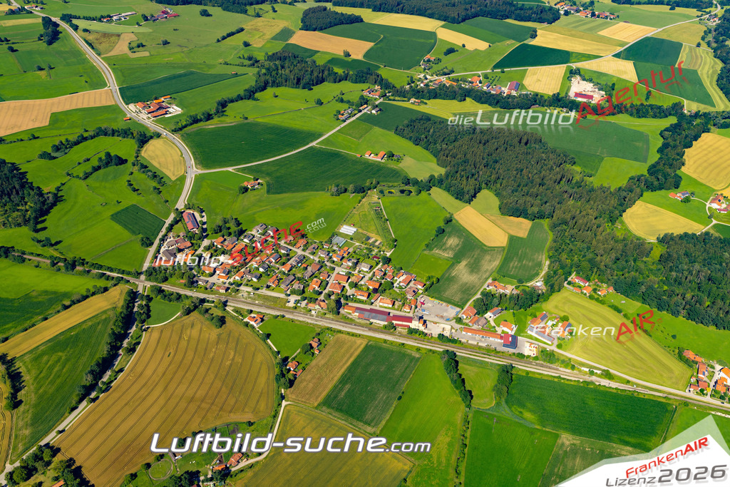 Aktuelles Luftbild von Himmelreich Tittmoning - Die Luftaufnahme wurde 2022 mittels UL-Flugzeug erstellt ( keine Drohne ) - hochauflösende Kamera-Systeme von  Canon -Beste Qualität - Für grossformatige Ausdrucke geeignet. Die Geschenkidee !