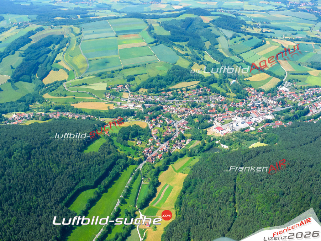 Die Luftaufnahme der Stadt Weissenbrunn wurde vom UL-Flugzeug heraus erstellt ( keine Drohne )- hohe Auflösung für beste Qualität