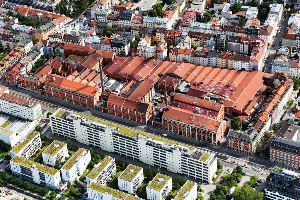 dr__0071812.jpg | MüNCHEN 12.08.2021 Gebäude und Produktionshallen auf dem Werksgelände der Brauerei " Augustiner-Bräu Wagner KG " an der Westendstraße im Ortsteil Schwanthalerhöhe in München im Bundesland Bayern, Deutschland. Weiterführende Informationen bei: Augustiner-Bräu Wagner KG. // Buildings and production halls on the premises of the brewery "Augustiner-Braeu Wagner KG" and Westendstrasse in the district Schwanthalerhoehe in Munich in the state Bavaria, Germany. Further information at: Augustiner-Braeu Wagner KG. Foto: Daniel Reiter