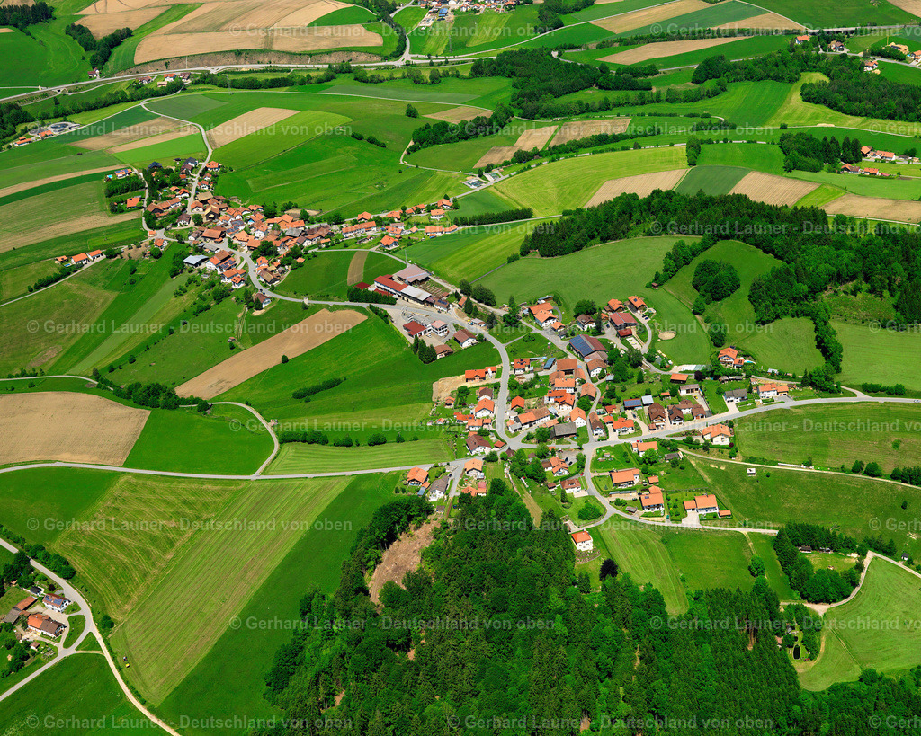 2724129 | OBERHöHENSTETTEN 19.05.2007 Landwirtschaftliche Nutzflächen und Feldgrenzen  umsäumen das Siedlungsgebiet des Dorfes in Oberhöhenstetten im Bundesland Bayern, Deutschland // Agricultural land and field boundaries surround the settlement area of the village  in Oberhöhenstetten in the state Bavaria, Germany Foto: Gerhard Launer