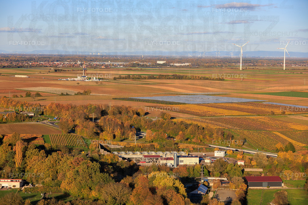 Geothermiekraftwerk Insheim und Bohrturm Rig V20 der Vercana GmbH zur Tiefengeothermie- und Lithiumförderung vor derm Windpark Offenbach im Hintergrund das GKM Mannheim https://v-er.eu/de/ | Luftbild: Geothermiekraftwerk Insheim und Bohrturm Rig V20 der Vercana GmbH zur Tiefengeothermie- und Lithiumförderung vor derm Windpark Offenbach im Hintergrund das GKM Mannheim https://v-er.eu/de/ in Insheim im Bundesland Rheinland-Pfalz in Deutschland. Foto: IMG_150576.jpg vom 30.10.2025 durch Werner Riehm/FLY-FOTO.de - Realisiert mit Pictrs.com
