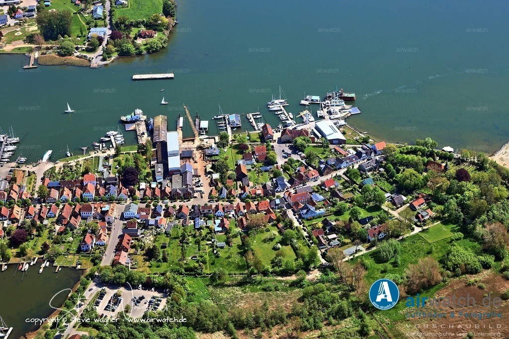 Luftbild Stadt Arnis - In Arnis gibt es eine Vielzahl von Unternehmen | In Arnis gibt es eine Vielzahl von Unternehmen, die sich vor allem auf den Segelsport, die Schifffahrt und den touristischen Bedarf spezialisiert haben. Zudem gibt es eine Reihe von Geschäften für den touristischen Bedarf sowie eine Backstube mit Café, während die Einkaufsinfrastruktur stark reduziert ist und sich heute fast ausschließlich auf einen kleinen Wochenmarkt beschränkt