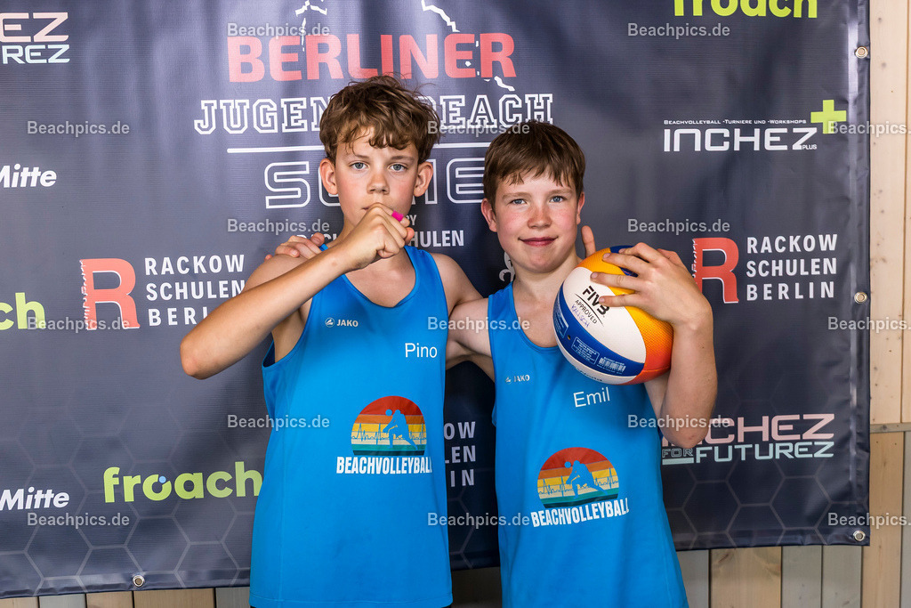 2025-200076216-Jugend-Beach-Serie-Fotobox | Pinar Atalay, Bundeskanzler Friedrich Merz 31.05.2025; Berlin Foto: Gerold Rebsch - www.beachpics.de