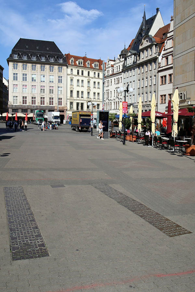 Foto: Leipzig - Denkmal der Panzerspuren | Das Team hinter BILDLEXIKON LEIPZIG bündelt historische wie aktuelle Informationen über die Stadt Leipzig in Text und Bild auf einer Plattform und stellt diese der interessierten Öffentlichkeit zur Verfügung.