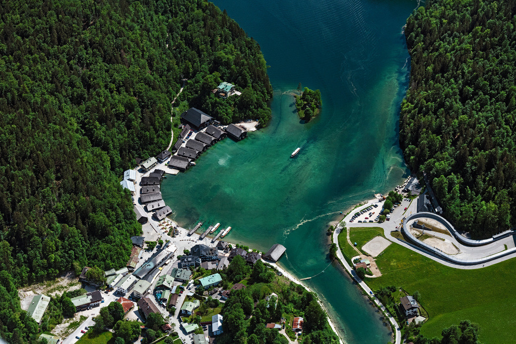 dr__0097288.jpg | SCHöNAU AM KöNIGSSEE 19.05.2022 Dorfkern an den See- Uferbereichen des Königsee mit seinen Bootshäusern und Anlegestelle der Schifffahrt Königsee in Schönau am Königssee im Bundesland Bayern, Deutschland. // Village on the lake bank areas of Koenigsee with seinen Bootshaeusern and Anlegestelle of Schifffahrt Koenigsee in Schoenau am Koenigssee in the state Bavaria, Germany. Foto: Daniel Reiter