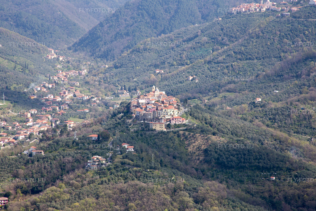 Vue aérienne: Vue de la ville à Nicola dans le département Ligurie, Italie – .Photo: IMG_087150.jpg prise le 04/04/2016 par Werner Riehm/FLY-FOTO.eu – Résolution de l'original: 5472 x 3648 px