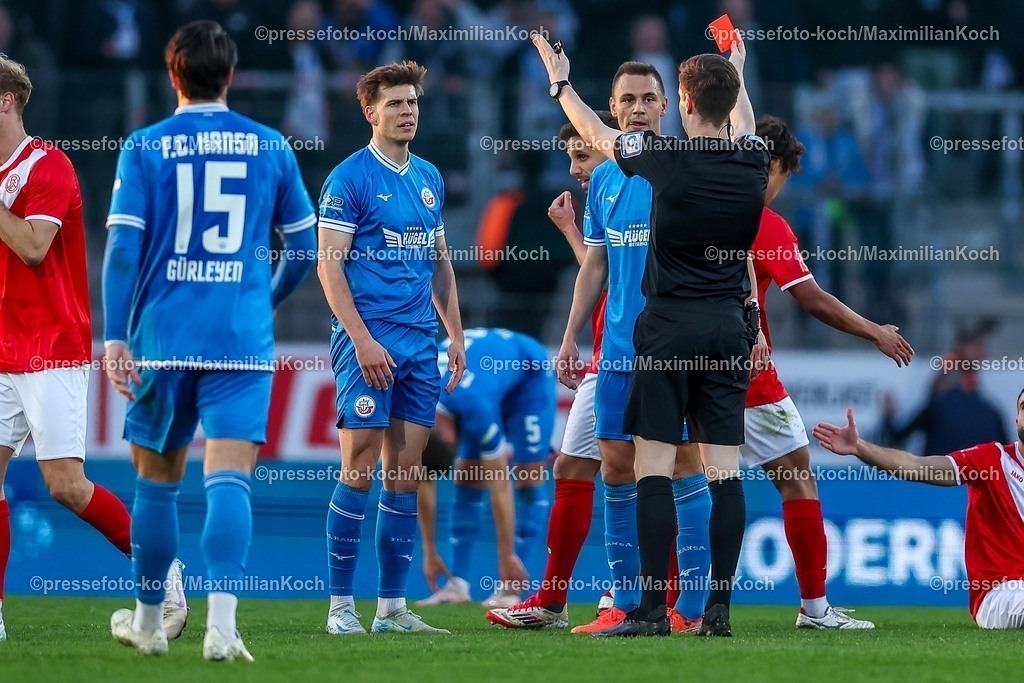 RWE06042501119 | 2025.04.06, Fußball, 3.Liga, Rot-Weiss Essen - FC Hansa Rostock, Stadion Hafenstraße, Saison 2024 2025: Rote Karte für Alexander Rossipal (FC Hansa Rostock #21) nach Foulspiel an Ramien Safi (RWE #11) DFB regulations prohibit any use of photographs as image sequences and or quasi-video.